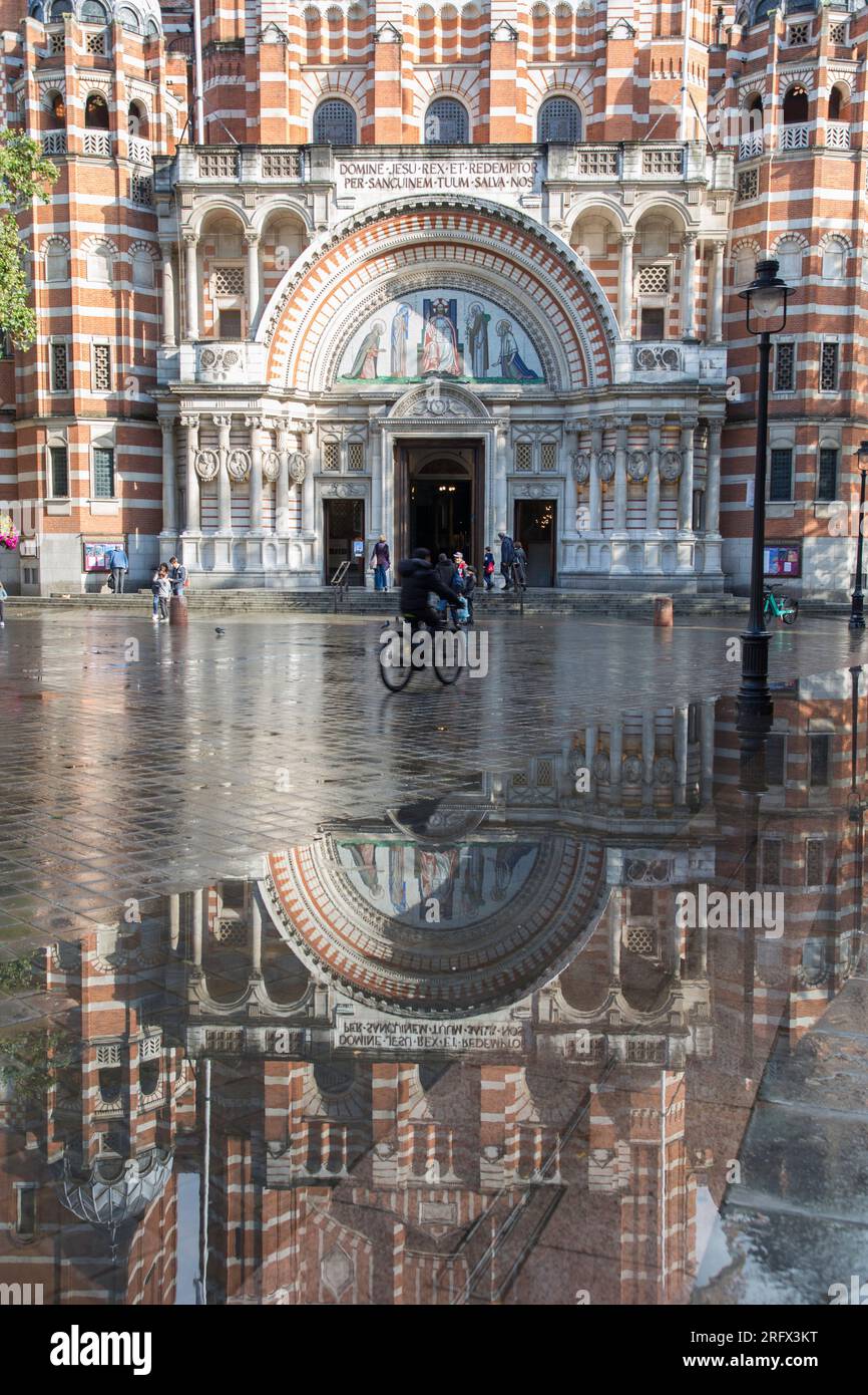Ingresso anteriore alla cattedrale di Westminster, la più grande chiesa cattolica del Regno Unito con riflessi piovosi Foto Stock