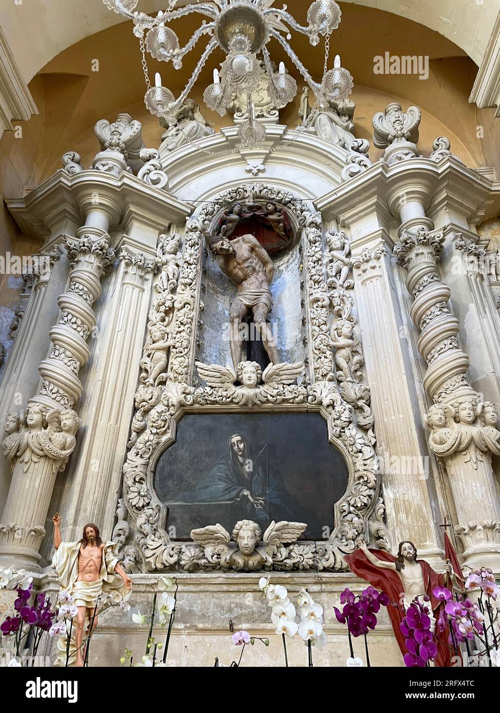 Lecce, Italia. All'interno della Chiesa di S.. Maria del Carmelo. Altare dedicato alla madre dolorosa, con una scultura di Cristo alla colonna. Foto Stock