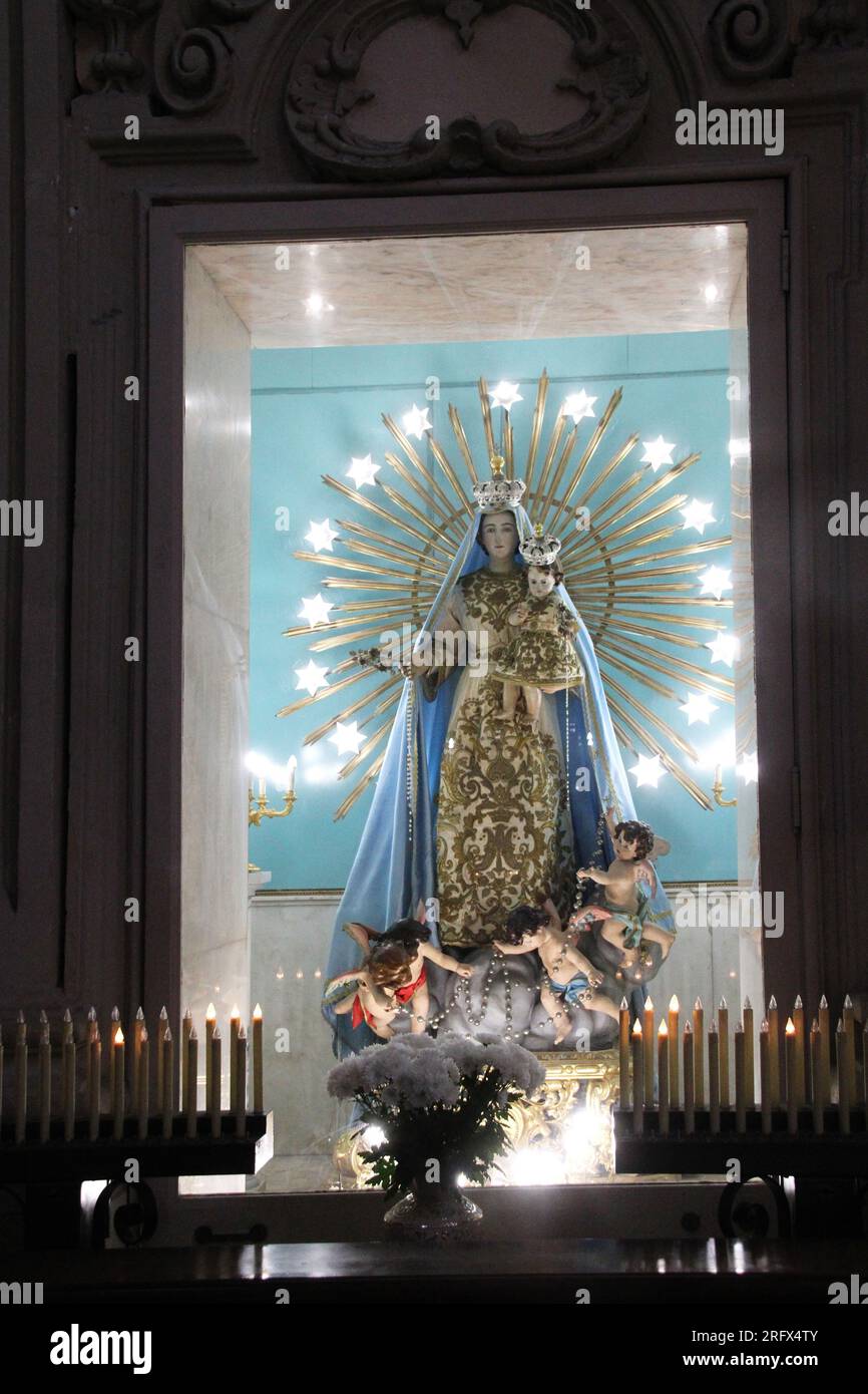 Lecce, Italia. Interno della Basilica di S. Giovanni Battista al Rosario. Statua di nostra Signora del Rosario. Foto Stock