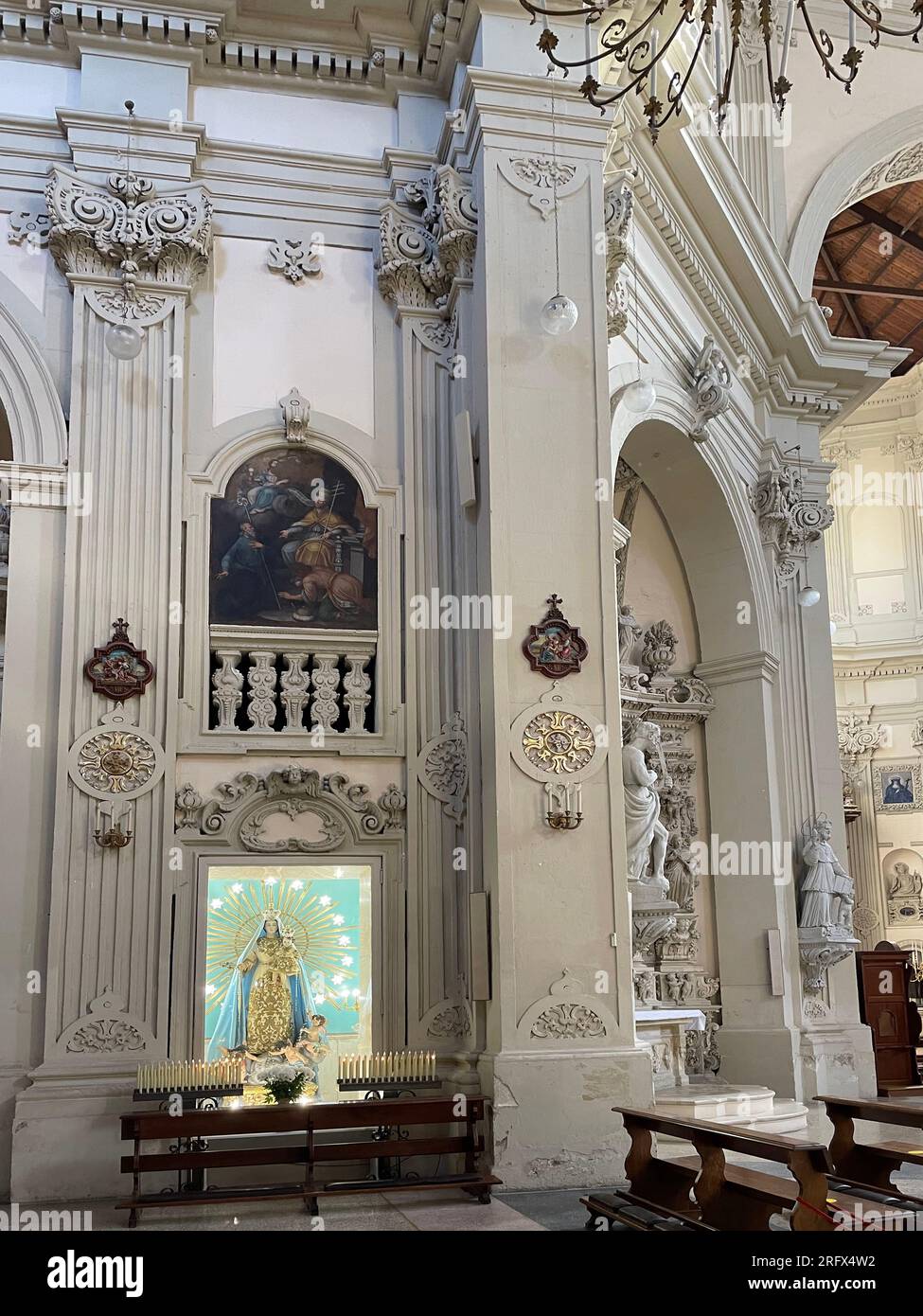Lecce, Italia. Interno della Basilica di S. Giovanni Battista al Rosario. Statua di nostra Signora del Rosario. Foto Stock