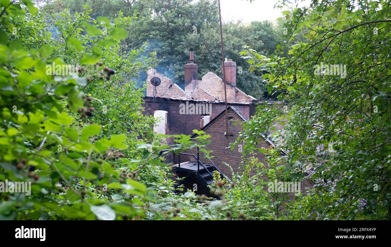 Himley Road, Himley, 6 agosto 2023: Il pub Crooked House che è stato acceso intorno alle 22 di sabato sera. Queste foto sono state scattate poco dopo che West Midlands e Staffordshire Fire and Rescue Service sono partiti domenica mattina. L'ex boozer si trovava a Himley (Staffordshire) vicino alla città di Dudley. L'incendio ha strappato il pub wonky del XVIII secolo che era stato commercializzato per 192 anni fino alla sua chiusura nel mese di luglio. L'edificio vantava un effetto pendente unico che causava diverse illusioni ottiche tra cui marmi che sembravano rotolare verso l'alto. Foto Stock