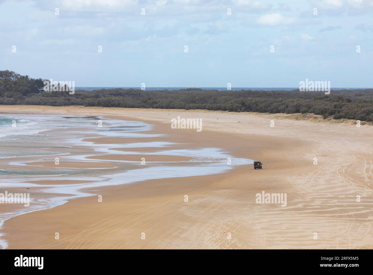 Fraser Island K'gari, 75 km di strada sabbiosa sulla spiaggia e veicolo 4x4 sulla sabbia, Queensland, Australia Foto Stock
