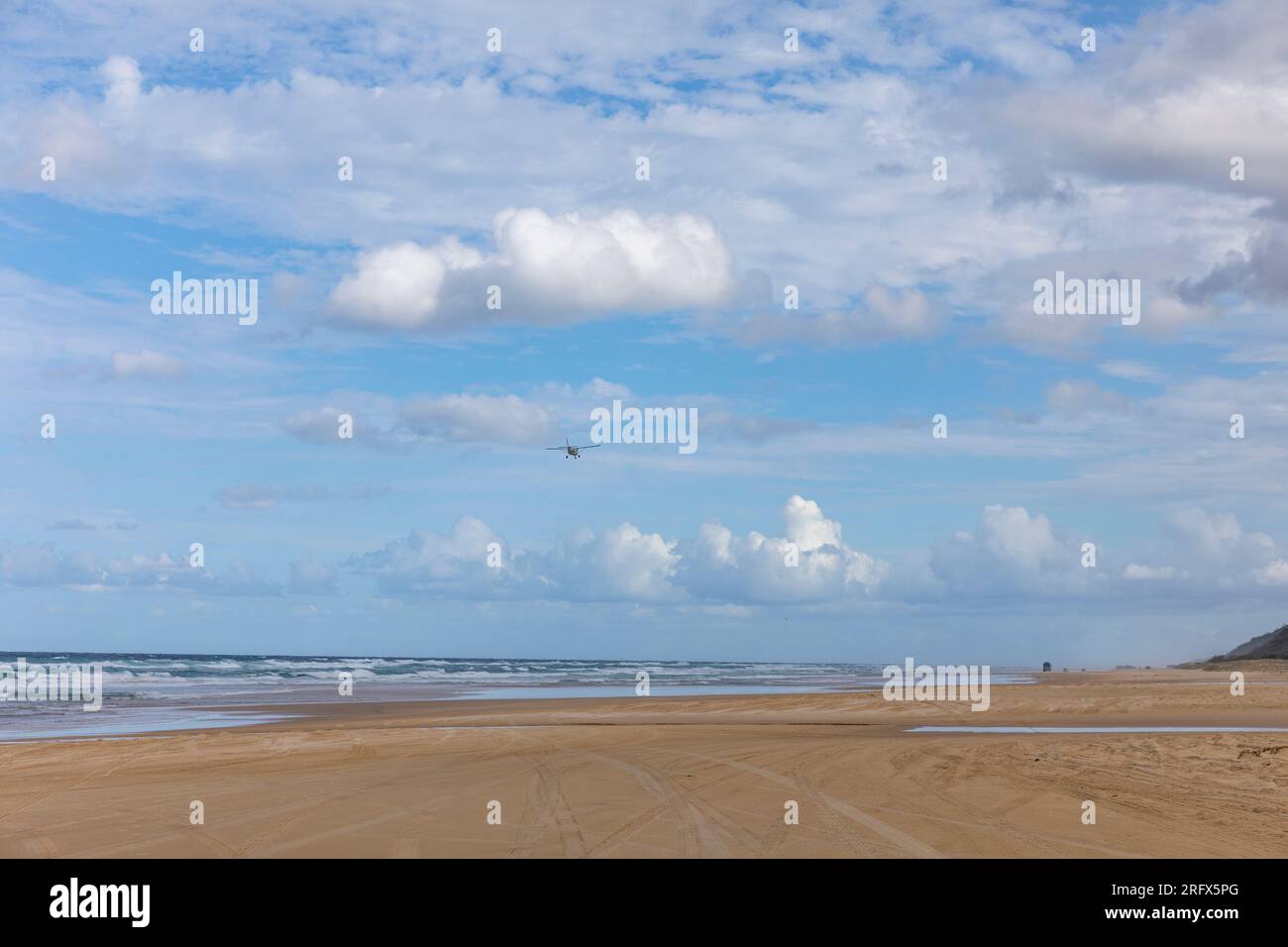 Fraser Island K'gari, 75 miglia di spiaggia e piccoli aerei leggeri volano sulla strada di sabbia e viaggi turistici oceanici, Queensland, Australia Foto Stock
