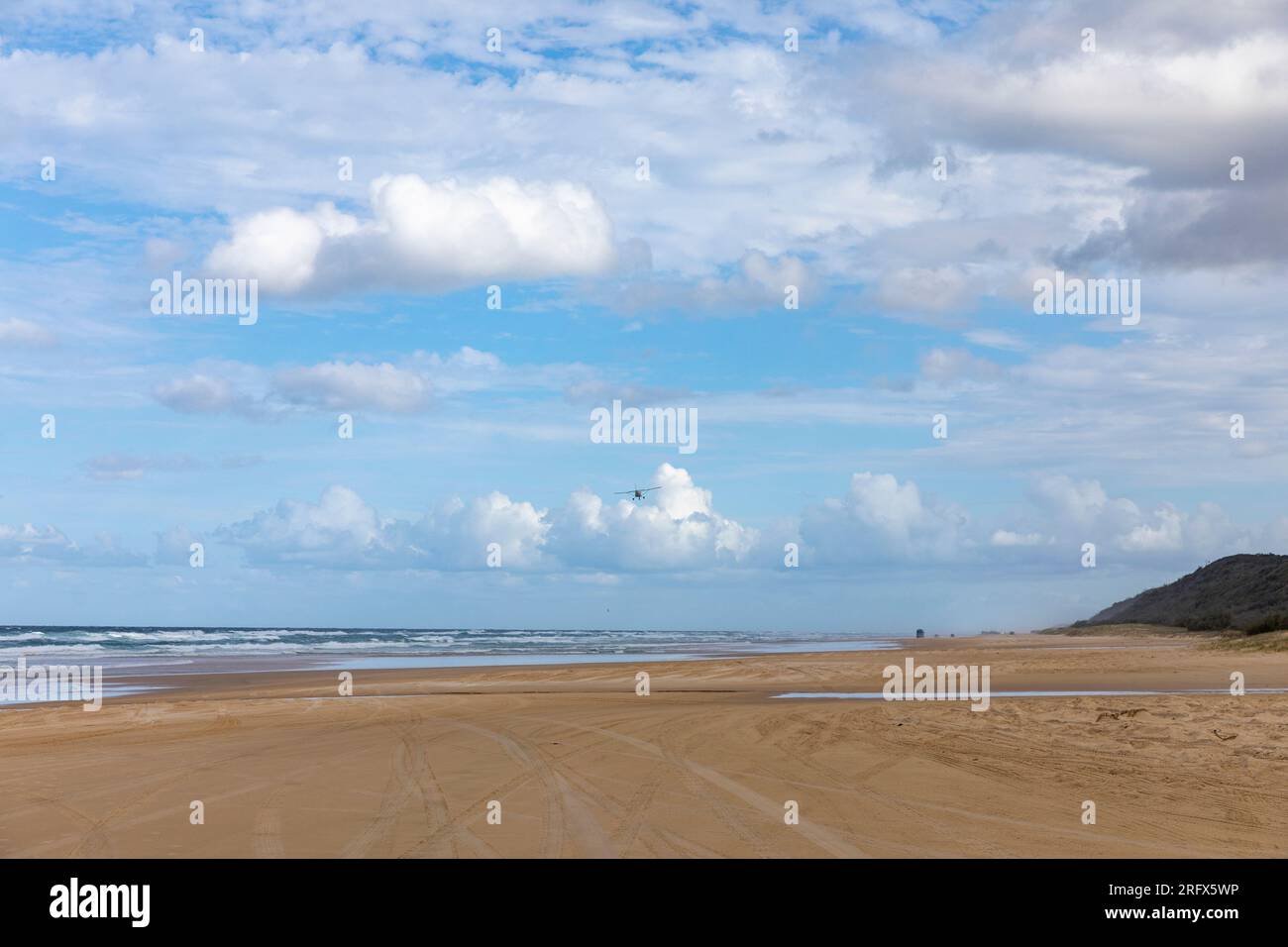 Fraser Island K'gari, 75 miglia di spiaggia e piccoli aerei leggeri volano sulla strada di sabbia e viaggi turistici oceanici, Queensland, Australia Foto Stock