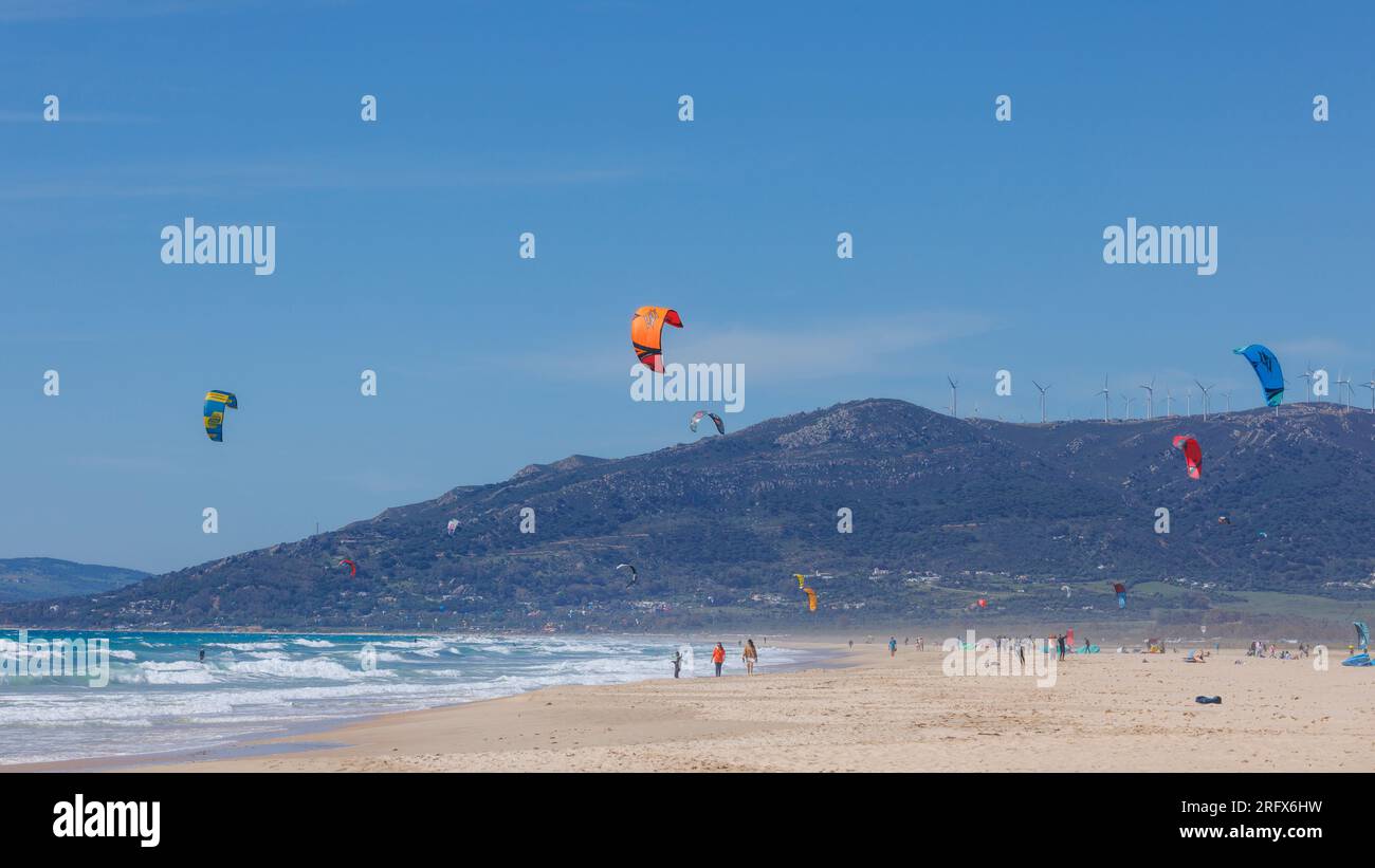 Kitesurf al largo della spiaggia di Los Lances, Tarifa, Costa de la Luz, provincia di Cadice, Andalusia, Spagna meridionale. Foto Stock