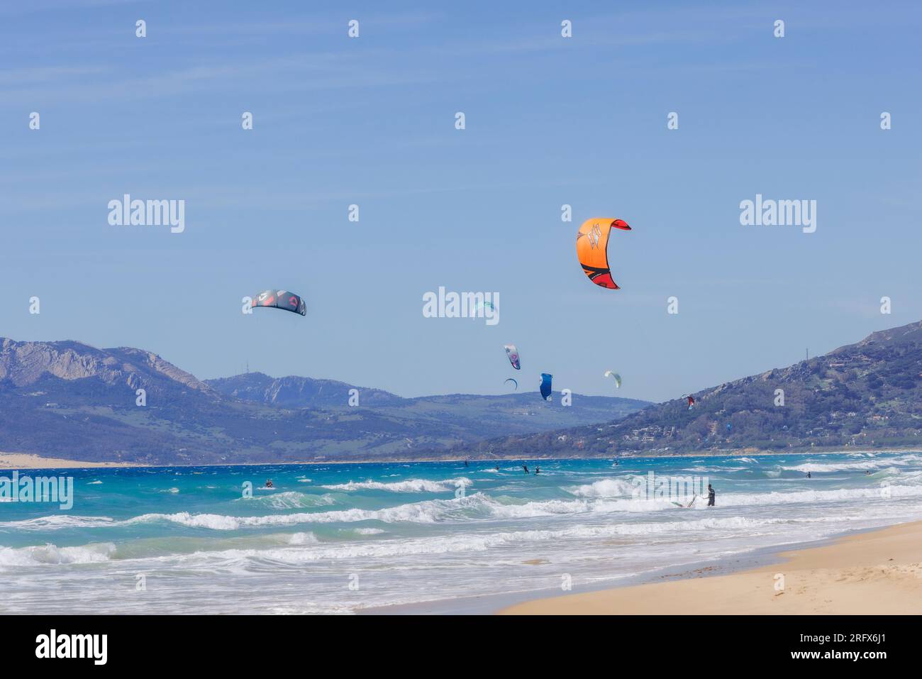 Kitesurf al largo della spiaggia di Los Lances, Tarifa, Costa de la Luz, provincia di Cadice, Andalusia, Spagna meridionale. Foto Stock