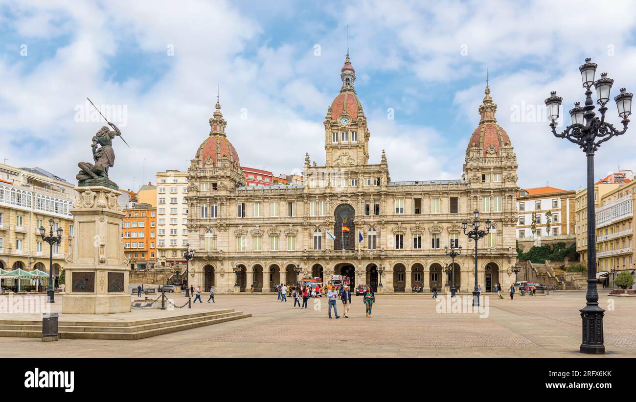 Municipio a Praza de Maria Pita. La Coruña, provincia di la Coruña, Galizia, Spagna. La statua a sinistra è di Maria Pita, alla quale la piazza prende il nome Foto Stock