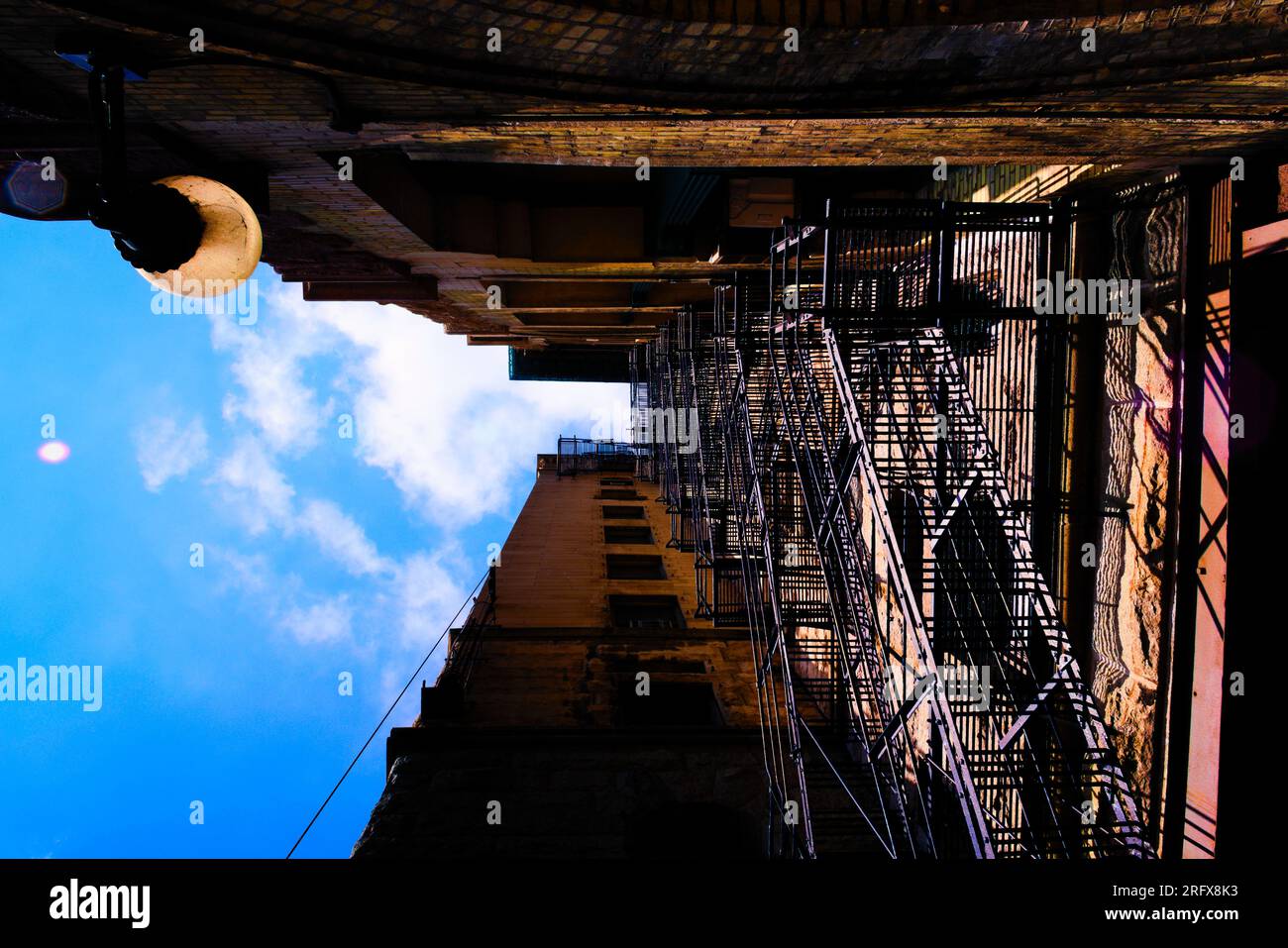 Vista spettacolare di un'uscita antincendio contro un edificio in mattoni con un cielo blu profondo sopra la testa. Foto di alta qualità Foto Stock