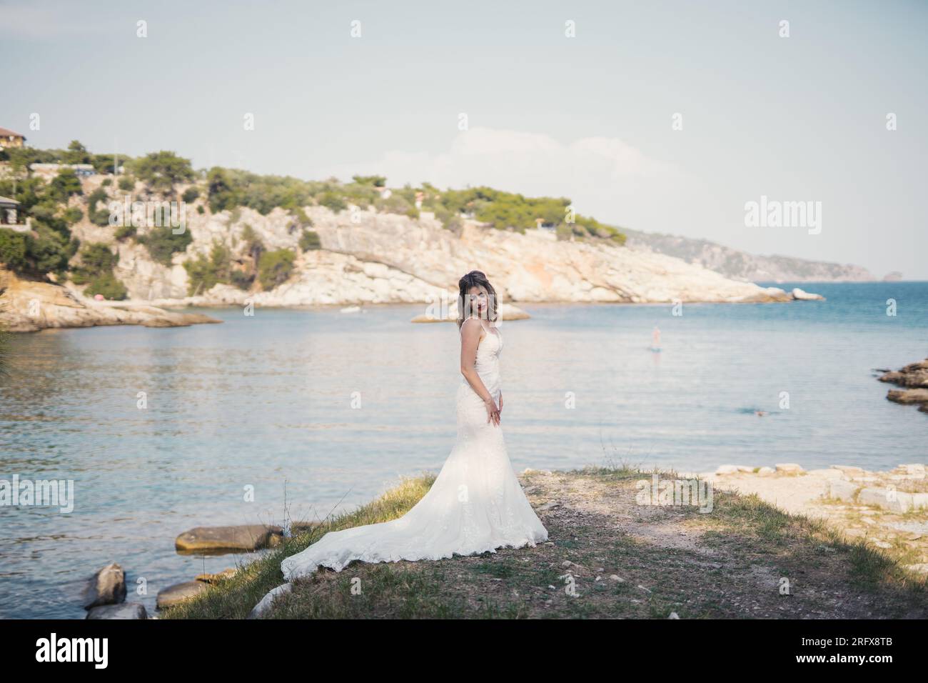 Eine wunderschöne Braut am Strand von Griechenland Foto Stock