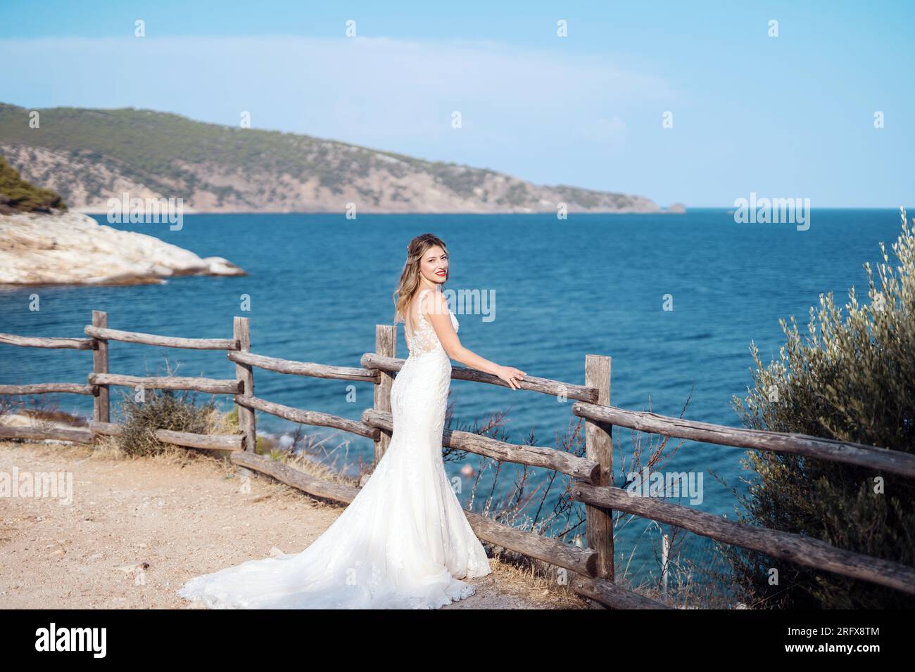 Eine wunderschöne Braut am Strand von Griechenland Foto Stock