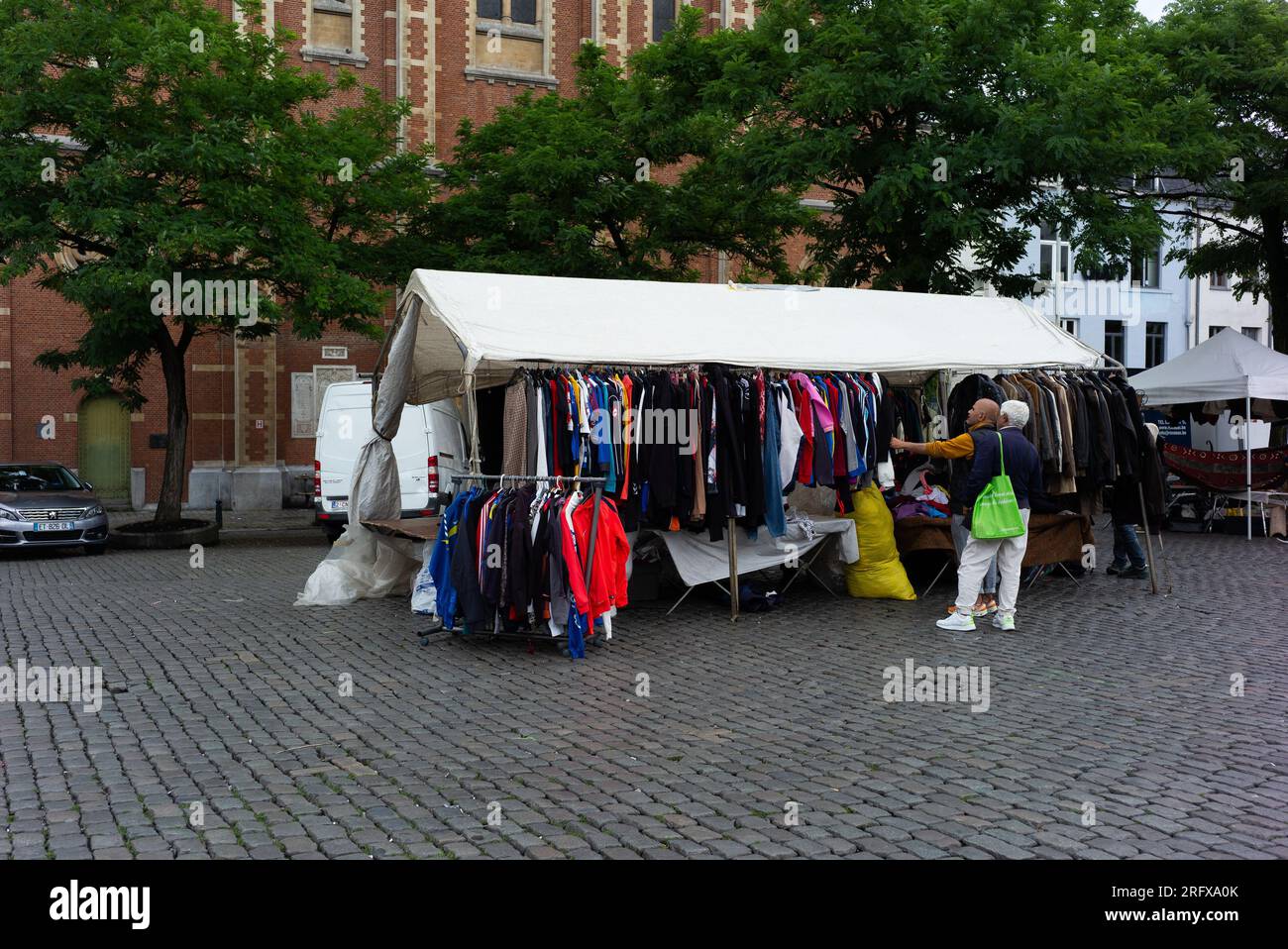 Mercato delle pulci Place du Jeu-de-balle tutti i tipi di oggetti di seconda mano possono essere tagliati, bruxelles 6 agosto 2023 belgio Foto Stock