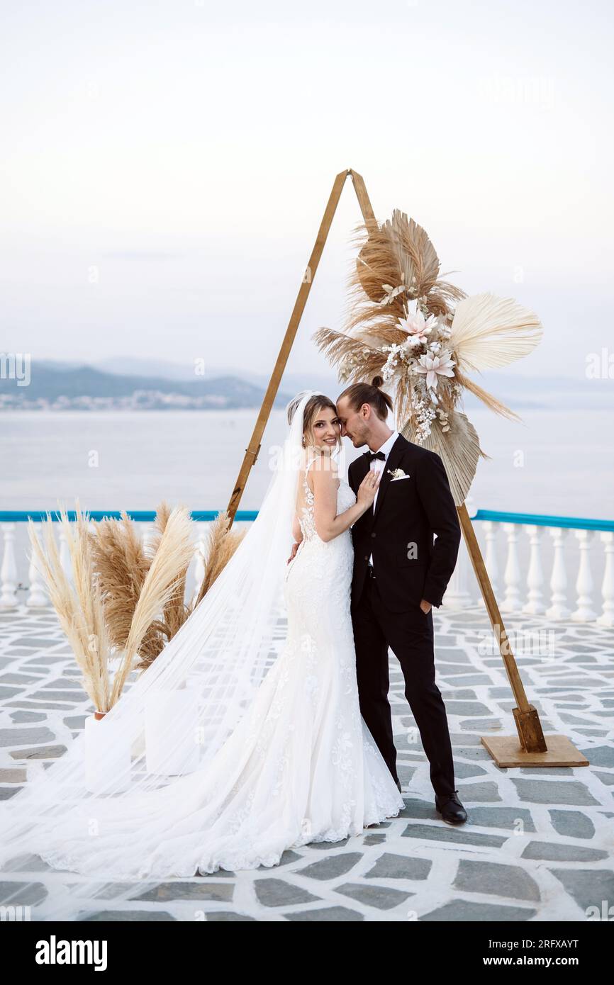 Ein wunderschönes Brautpaar nach der Hochzeit a Griechenland. Foto Stock