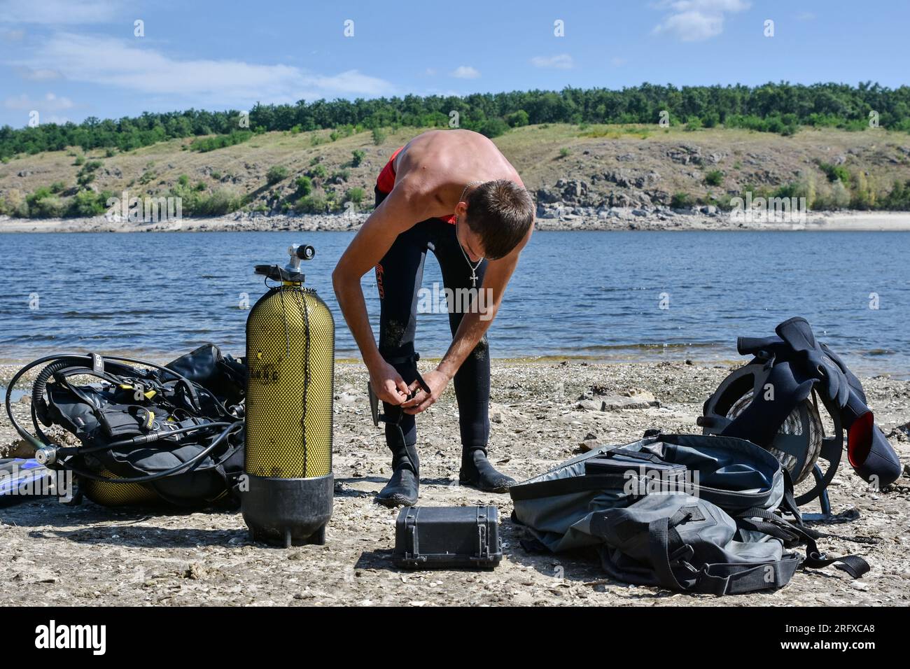 Un saporitore ucraino ha visto prepararsi per l'ispezione durante lo sminamento di un fiume Dnipro a Zaporizhzhia. I partner internazionali dell’Ucraina gli daranno oltre 244 milioni di dollari per lo sminamento umanitario. Fonte: Yuliia Svyrydenko, primo vice primo ministro e ministro dello sviluppo economico e del commercio dell'Ucraina. L'Ucraina riceverà anche kit di sminamento individuali, tute protettive esplosive, quadricotteri e sistemi robotici per lo smaltimento delle munizioni. Foto Stock