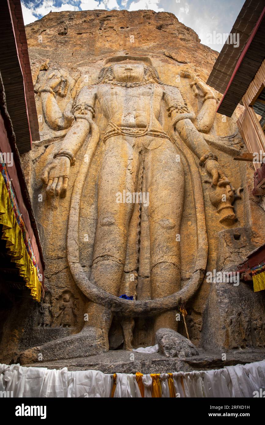 India, J&K, Ladakh, Mulbekh, antico Buddha Chamba Maitreya scolpito nella roccia dall'interno del tempio Foto Stock