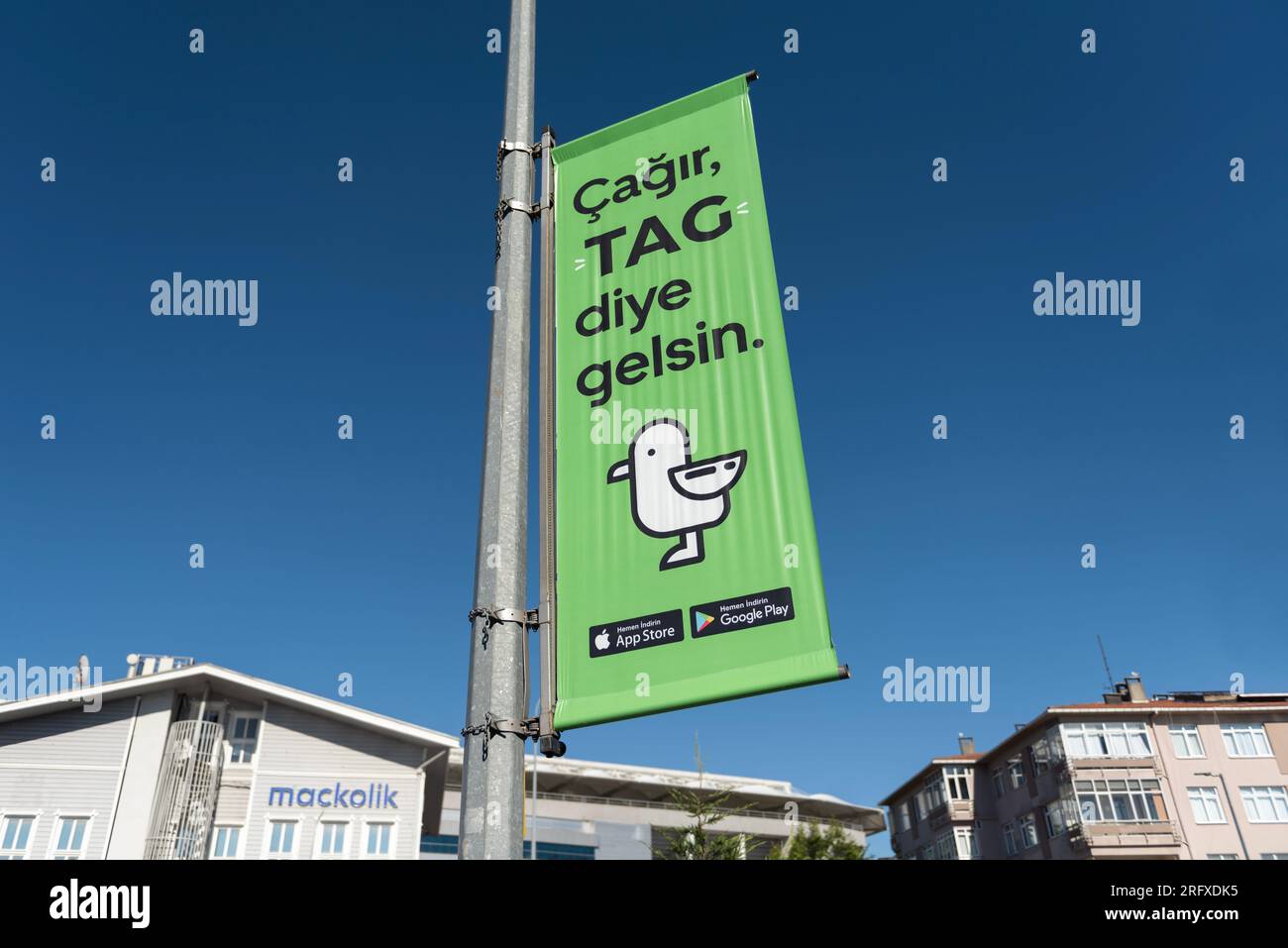 ISTANBUL, TURCHIA - 15 LUGLIO 2022: Scooter elettrico noleggiabile, realizzato dall'azienda turca Marti, dettaglio del banner pole. Foto Stock
