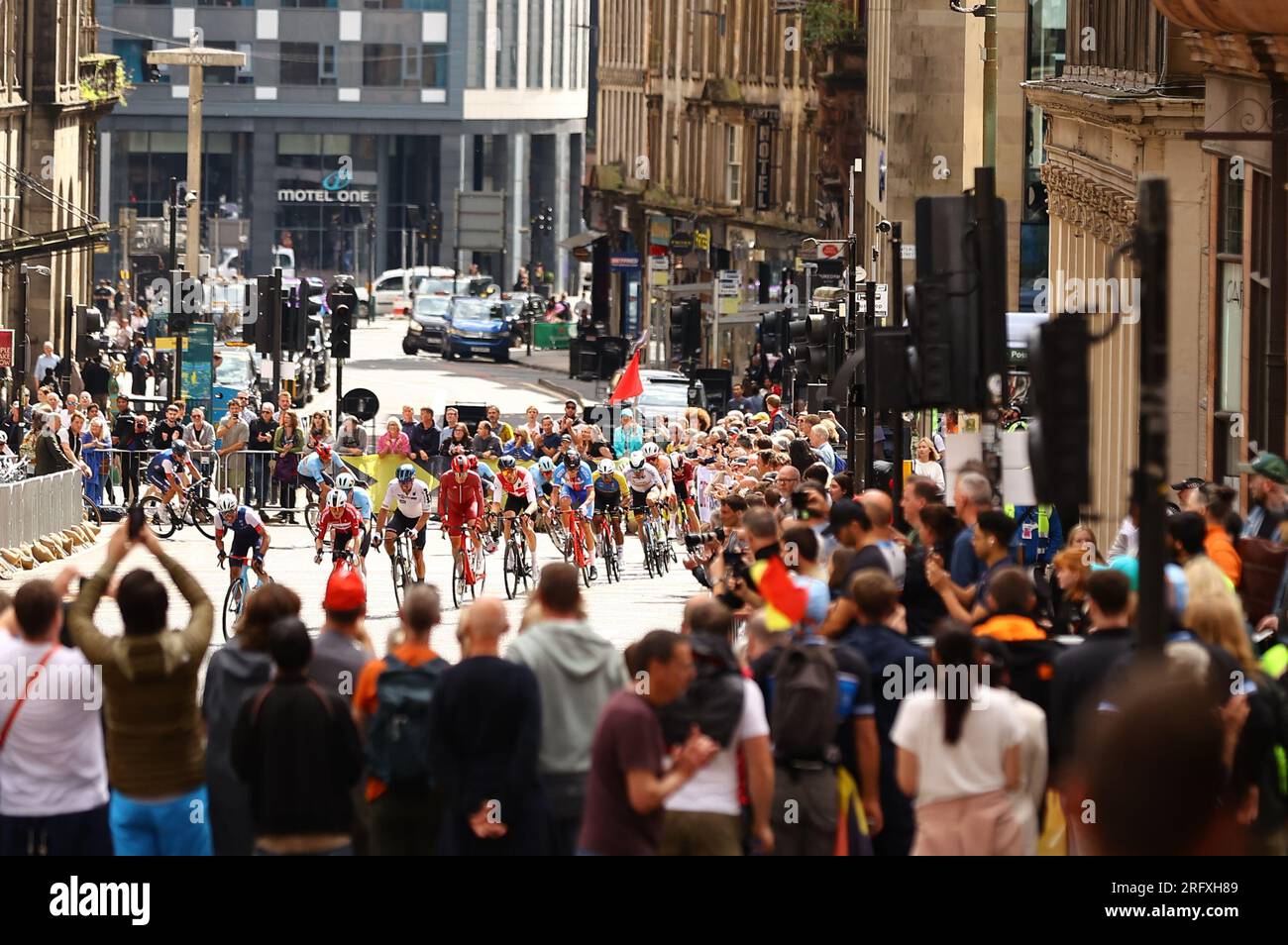 Glasgow, Regno Unito. 6 agosto 2023. Glasgow, Regno Unito. 6 agosto 2023. L'illustrazione mostra il peloton durante la gara maschile d'élite su strada ai Campionati del mondo di ciclismo UCI, 271 km da Edimburgo a Glasgow, Scozia, domenica 06 agosto 2023. L'UCI organizza i mondi con tutte le discipline ciclistiche, ciclismo su strada, ciclismo al chiuso, mountain bike, corse BMX, Para-ciclismo su strada e para-ciclismo al coperto, a Glasgow dal 03 al 13 agosto. BELGA PHOTO DAVID PINTENS Credit: Belga News Agency/Alamy Live News Credit: Belga News Agency/Alamy Live News Foto Stock