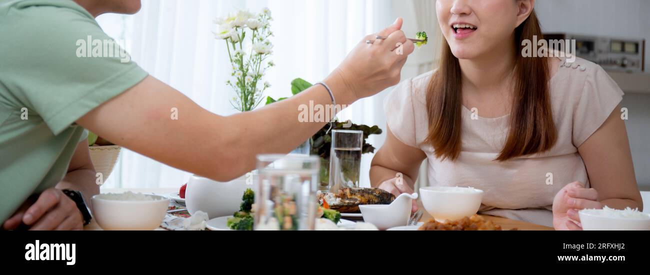 Felicità famiglia asiatica con marito e moglie mangiare cibo insieme in cucina a casa, felice coppia mangiare pranzo con godere, datare e affinare Foto Stock