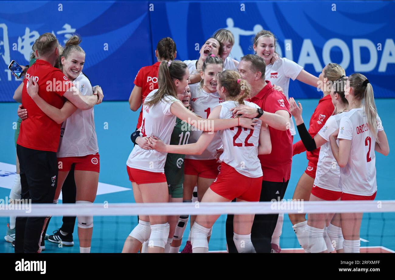 Chengdu, provincia cinese del Sichuan. 6 agosto 2023. I giocatori polacchi festeggiano dopo aver vinto la partita di bronzo di pallavolo femminile tra Brasile e Polonia ai 31 World University Games estivi della FISU a Chengdu, nella provincia del Sichuan, nel sud-ovest della Cina, il 6 agosto 2023. Crediti: Xu Bingjie/Xinhua/Alamy Live News Foto Stock