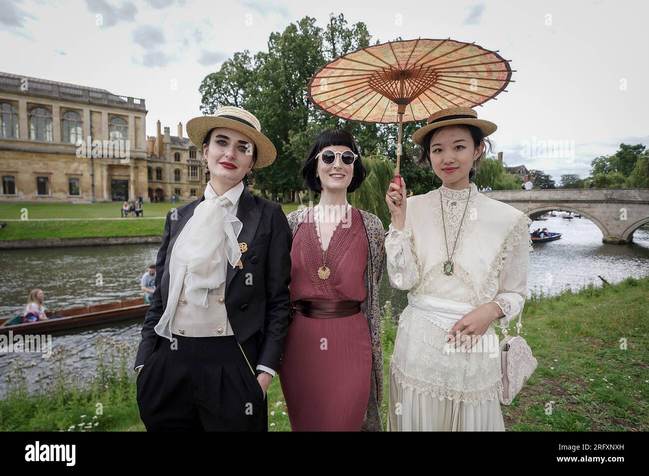 Cambridge, Regno Unito. 6 agosto 2023. Inizio secolo Cambridge Punt della Society of Salome. Vestiti in modo impeccabile in abiti estivi degli anni '1890-'1910, i devoti della società della moda e della cultura d'epoca adottano abiti di epoca vittoriana mentre esplorano la storica Cambridge. Crediti: Guy Corbishley/Alamy Live News Foto Stock