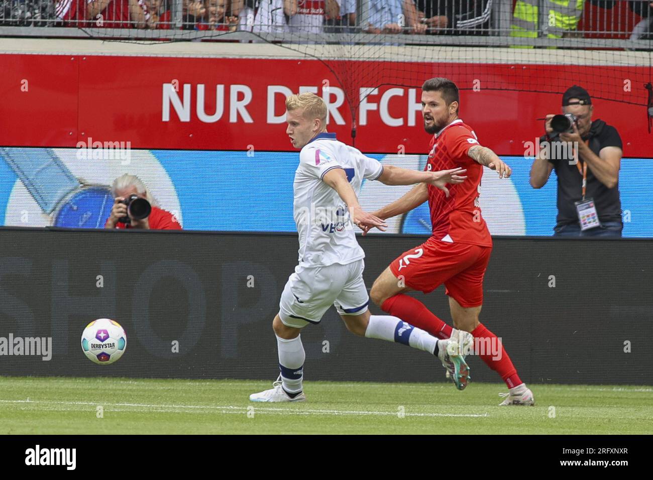 Heidenheim, Germania. 5 agosto 2023. Josh Doig dell'Hellas Verona FC compete per il ballo con Marnon Busch dell'FC Heidenheim durante l'FC Heidenheim vs Hellas Verona FC, 11Â° Max Lieber Cup, alla Voith-Arena di Heidenheim, Germania, il 5 agosto 2023. Credito: Agenzia fotografica indipendente/Alamy Live News Foto Stock