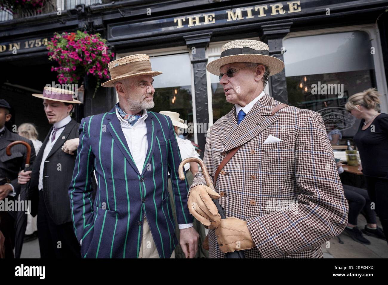 Cambridge, Regno Unito. 6 agosto 2023. Inizio secolo Cambridge Punt della Society of Salome. Vestiti in modo impeccabile in abiti estivi degli anni '1890-'1910, i devoti della società della moda e della cultura d'epoca adottano abiti di epoca vittoriana mentre esplorano la storica Cambridge. Crediti: Guy Corbishley/Alamy Live News Foto Stock
