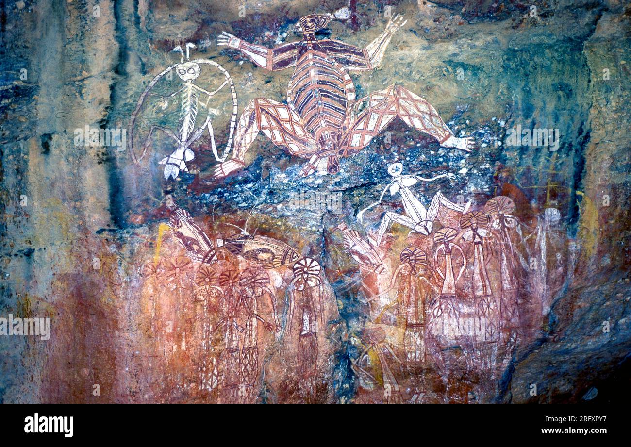 L'arte aborigena australiana copre le pareti di Nourlangie Rock, situato nel Parco Nazionale di Kakadu, territorio del Nord, Australia. Foto Stock