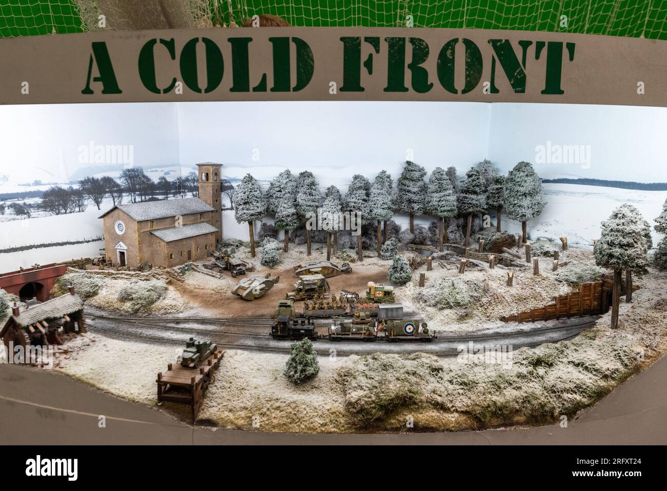 Layout ferroviario modello intitolato A Cold Front, basato su uno scenario della grande Guerra. Scena rurale con truppe e rifornimenti Foto Stock