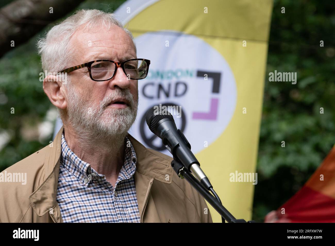 Londra, Regno Unito. 6 agosto 2023. Jeremy Corbyn, ex leader del partito laburista ora deputato indipendente per Islington North, si rivolge al raduno del giorno di Hiroshima per commemorare le vittime, per lo più civili, del lancio di bombe nucleari sul Giappone da parte degli Stati Uniti durante la seconda guerra mondiale. Organizzato da gruppi di pace, tra cui CND, l'evento annuale richiede che le armi nucleari siano completamente vietate. Crediti: Ron Fassbender/Alamy Live News Foto Stock