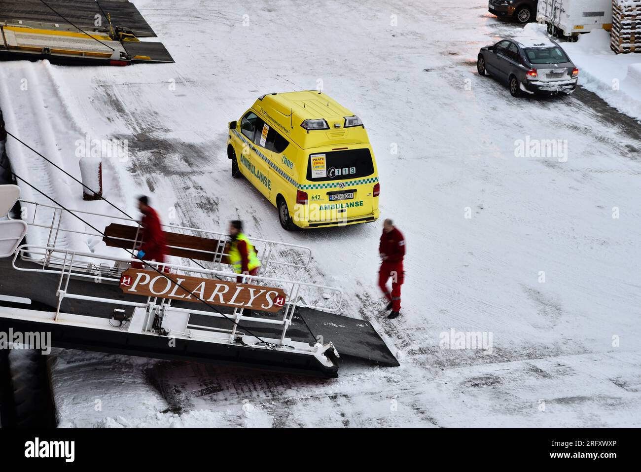 I paramedici si precipitano sulla passerella della nave Polarlys Hurtigruten, mentre l'ambulanza è in attesa sulla banchina Foto Stock