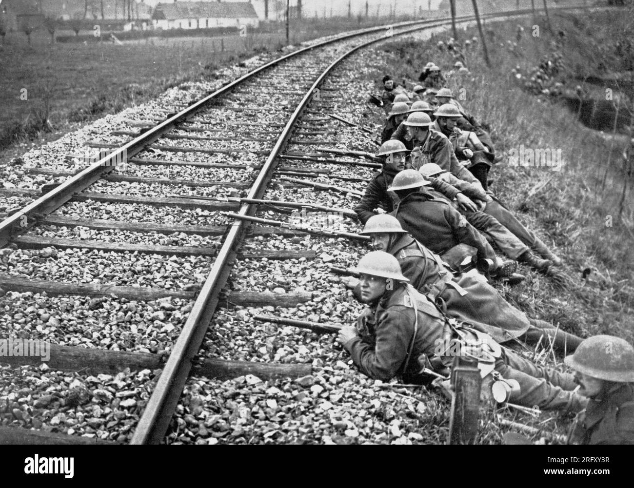 MERVILLE, FRANCIA - 11 aprile 1918 - truppe dell'esercito americano pronte a tenere la linea ferroviaria di Merville, Francia, nel saliente di Ypres e nell'area. I soldati stanno Foto Stock