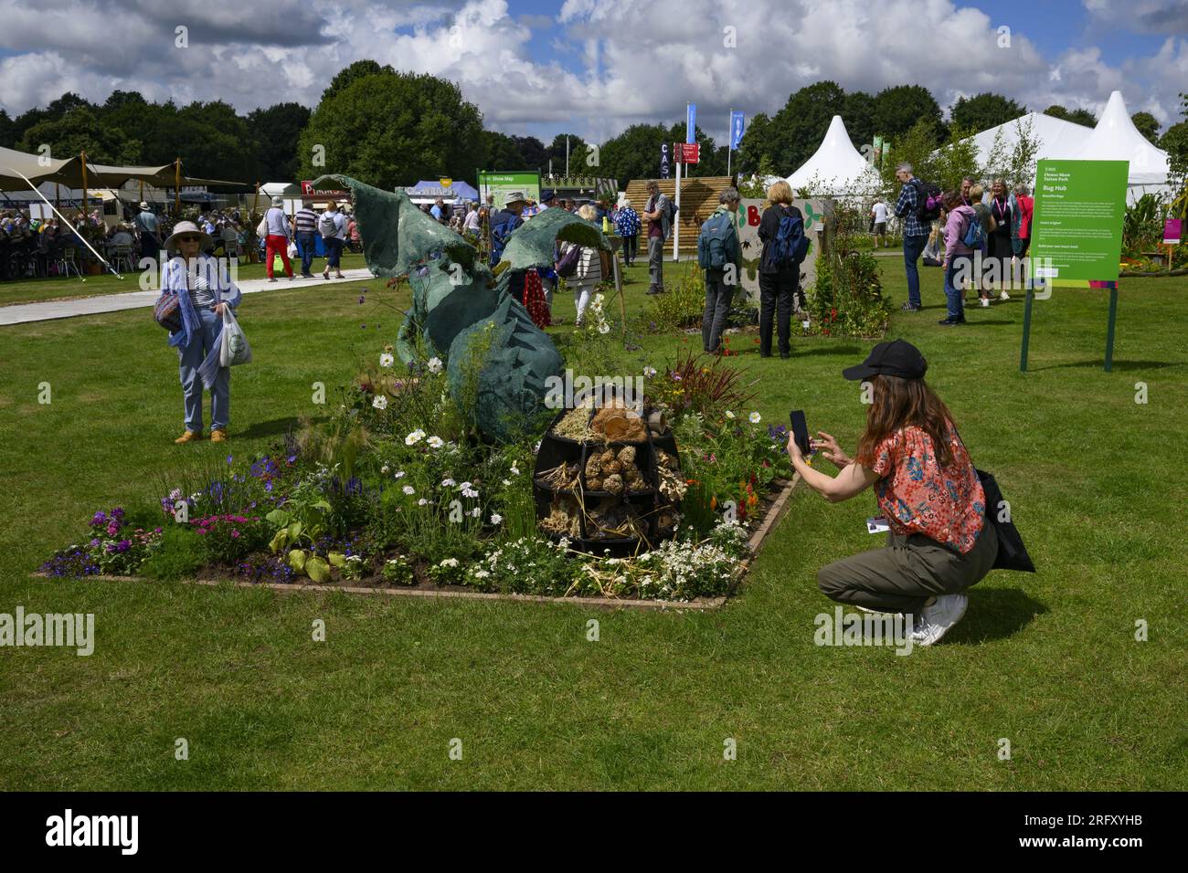 La persona scatta una foto al telefono di "A Journey through Middle Earth", giardino scolastico ecologico - RHS Tatton Park Flower Show 2023, Cheshire Inghilterra Regno Unito. Foto Stock