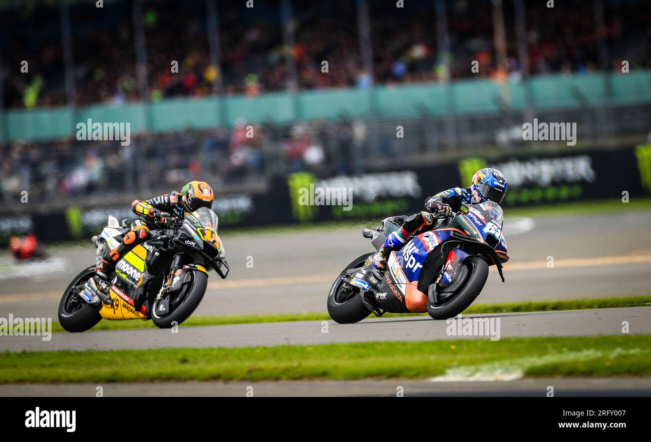 Miguel Oliveria di CryptoDATA RNF seguito da Luca Marini di Mooney VR46 Racing durante il Monster Energy British Grand Prix 2023 a Silverstone, Towcester. Data foto: Domenica 6 agosto 2023. Foto Stock