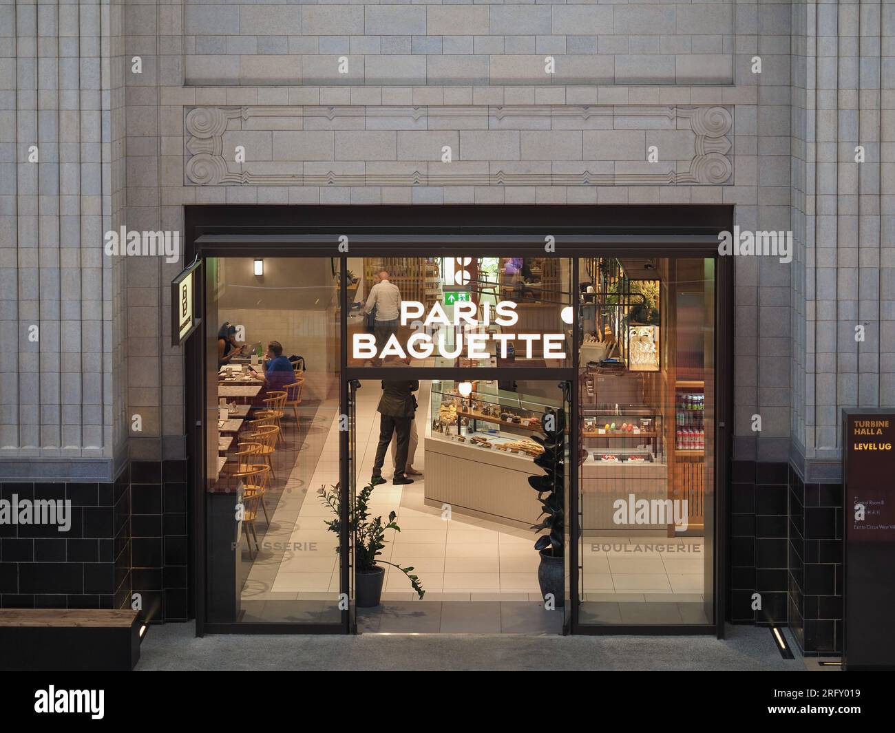 LONDRA, Regno Unito - 7 GIUGNO 2023: Vetrina di Parigi baguette Foto Stock
