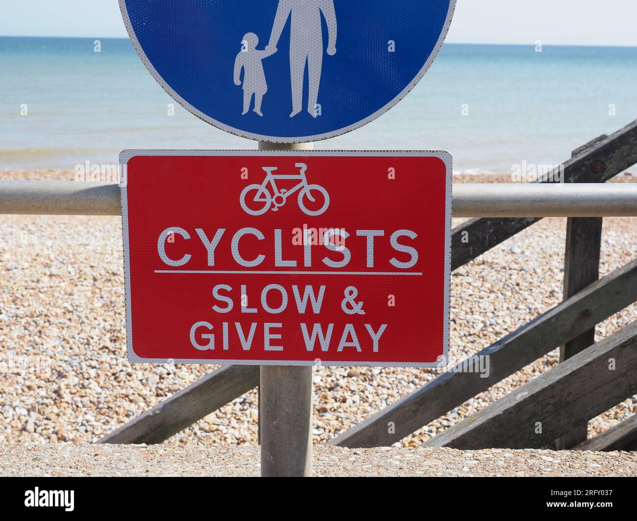 i ciclisti rallentano e lasciano il posto al cartello dei pedoni Foto Stock