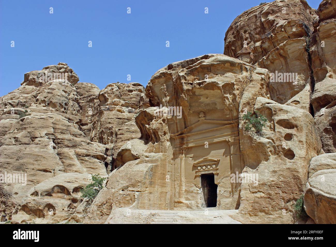 Tomba Nabatea all'ingresso di Little Petra alias Siq al-Barid, Giordania Foto Stock