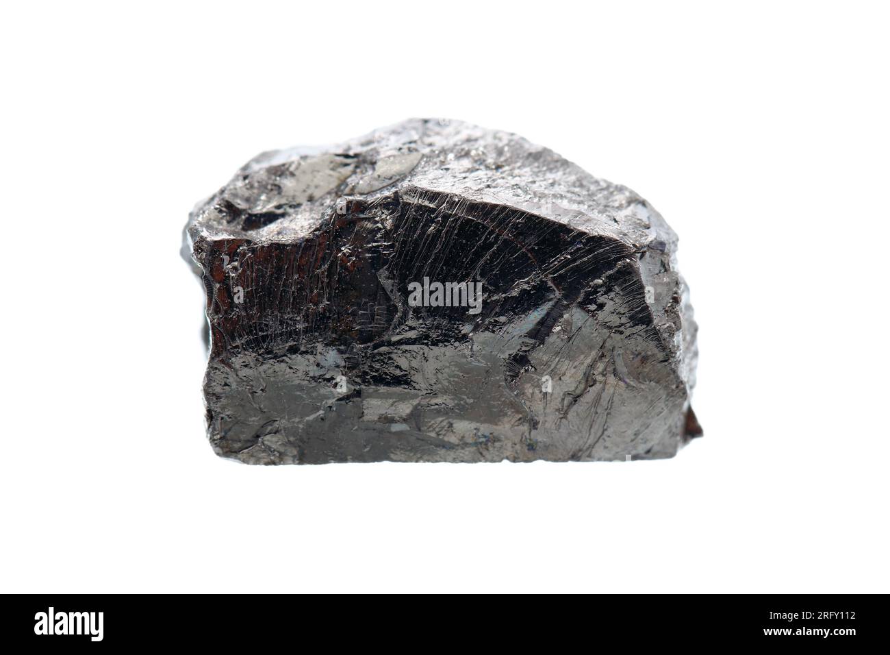 shungite d'élite ruvida su sfondo bianco. Un mineraloide ad alto tenore di carbonio che contiene specificamente atomi di carbonio allotropo (fullereni) Foto Stock
