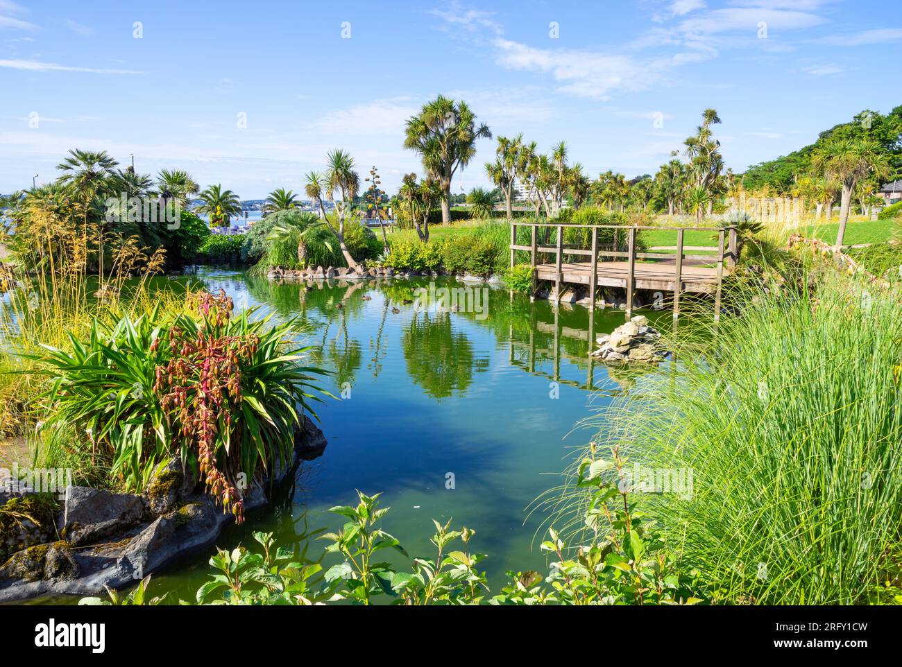 Torbay Torquay English Riviera laghetto ornamentale in Abbey Meadows e giardini sul lungomare presso Torquay Torre Abbey Sands Torquay Devon Inghilterra Regno Unito Foto Stock