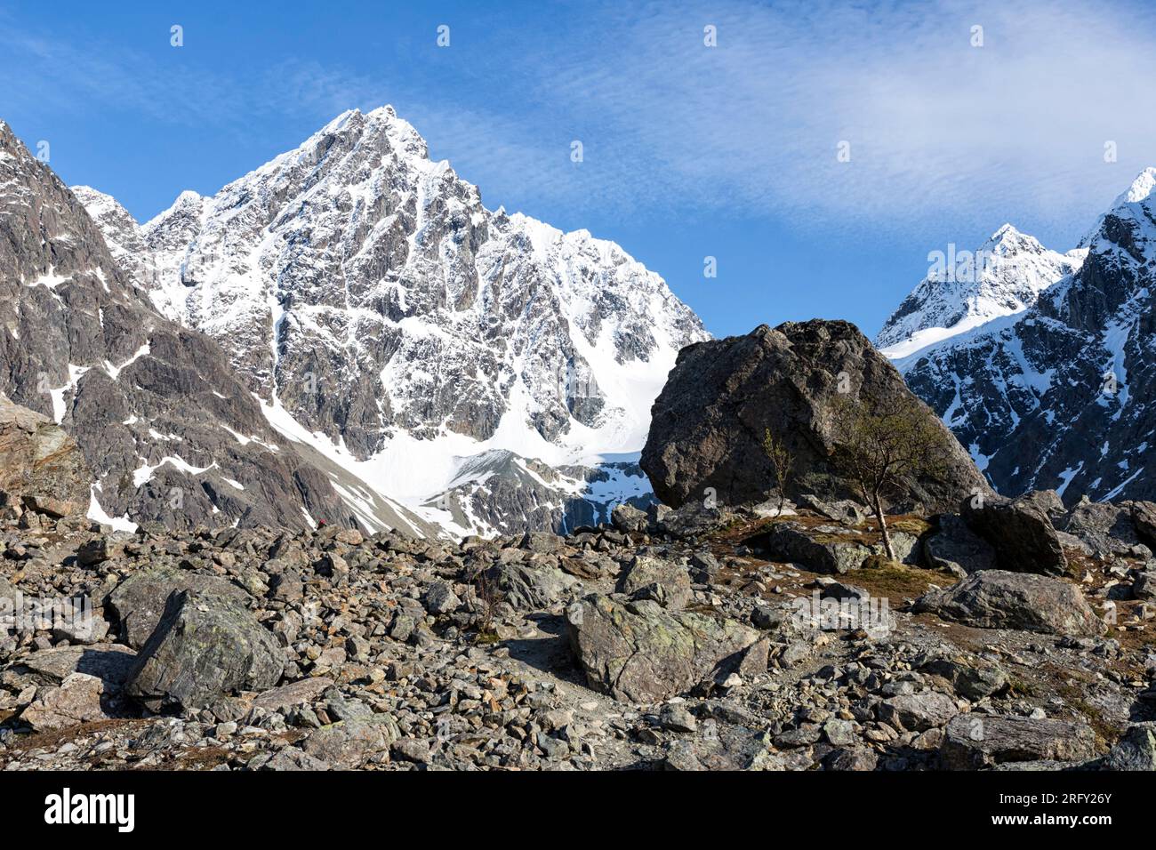 Grandi rocce devono essere superate sulla strada per il Lago Blu. Blåisvatnet, Lyngen Alps, Lyngsalpan, Troms e Finnmark, Norvegia settentrionale, Europa Foto Stock
