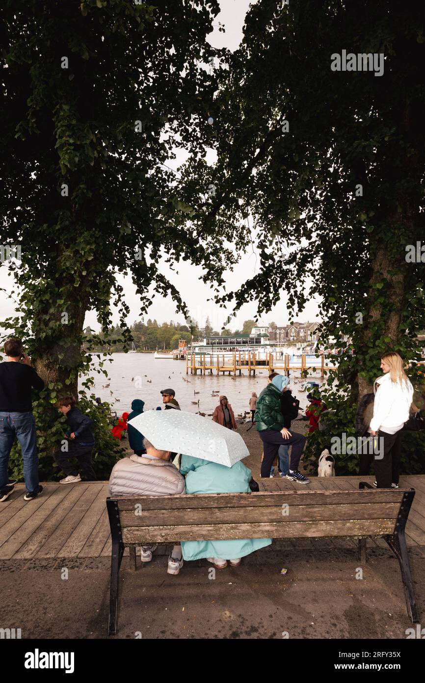 Cumbria, Regno Unito. 6 agosto 2023. Bowness Bay sul lago Windermere Tourist sfrutta al massimo il sole non rimandato dalle docce pesanti credito: Gordon Shoosmith/Alamy Live News Foto Stock