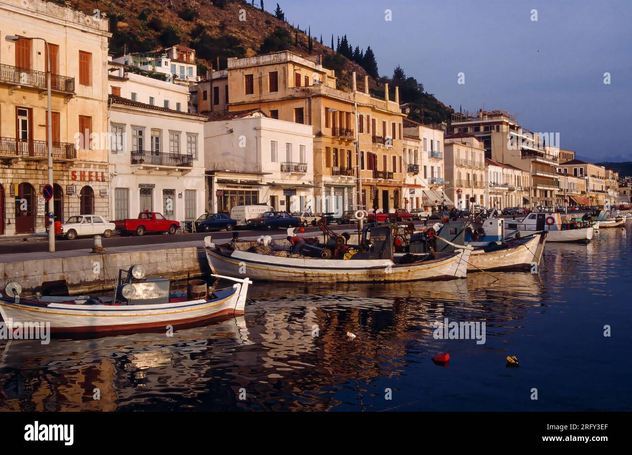 Barche da pesca nel porto di Gythio . La Laconia, sud del Peloponneso, della Grecia. Foto Stock