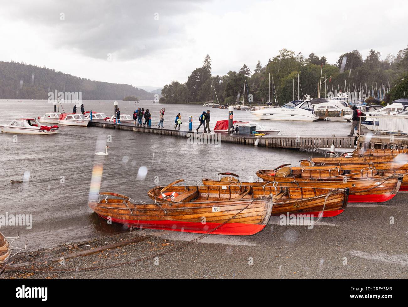 Cumbria, Regno Unito. 6 agosto 2023. Bowness Bay sul lago Windermere Tourist sfrutta al massimo il sole non rimandato dalle docce pesanti credito: Gordon Shoosmith/Alamy Live News Foto Stock