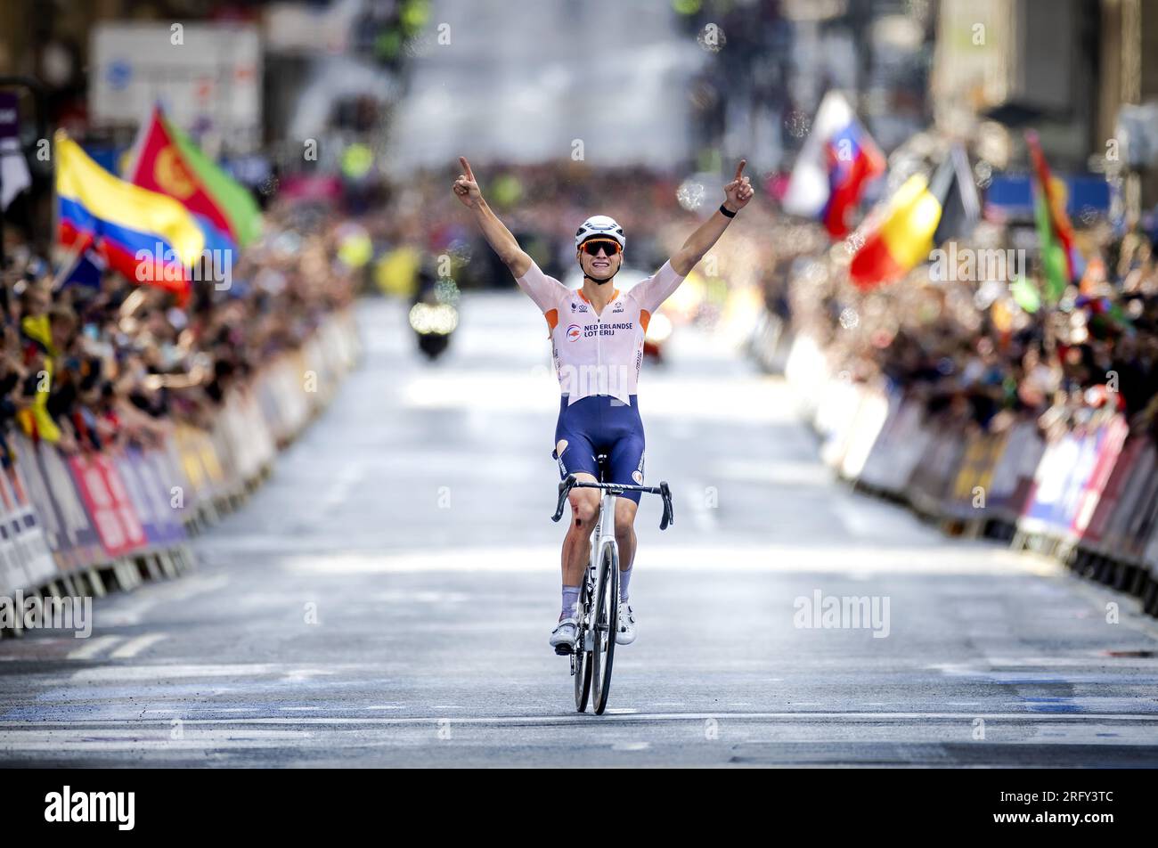 GLASGOW - Mathieu van der Poel celebra il suo titolo mondiale dopo aver vinto la gara su strada ai Campionati del mondo di ciclismo. Van der Poel è il primo campione del mondo olandese tra i professionisti dopo Joop Zoetemelk. ANP ROBIN VAN LONKHUIJSEN Foto Stock