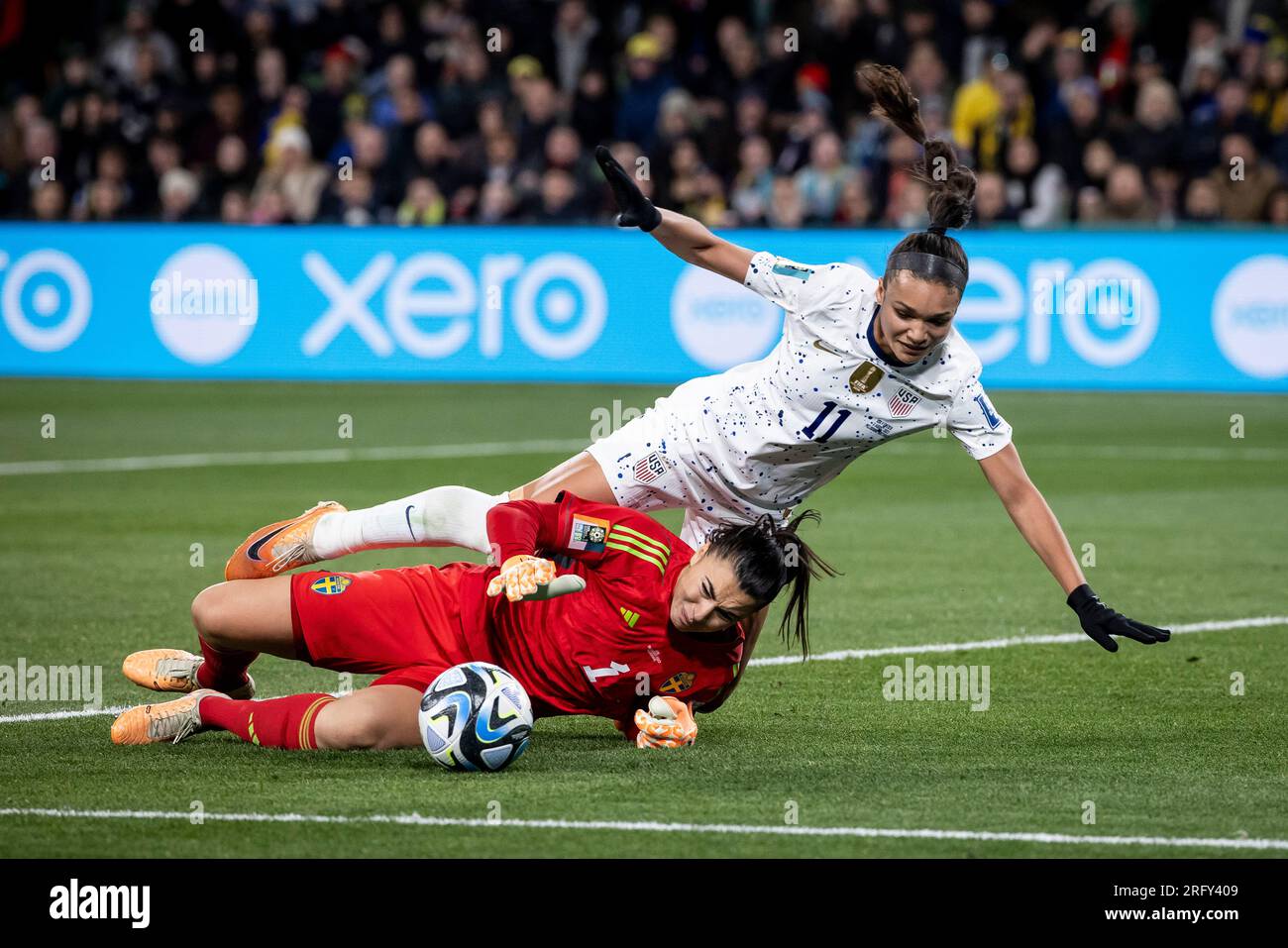 Melbourne, Melbourne, Australia. 7 agosto 2023. Il portiere svedese ZECIRA MUSOVIC #1 ferma l'avanzata dell'attaccante statunitense SOPHIA SMITH #11 nella prima metà del tempo supplementare nel round della Coppa del mondo FIFA WomenÃs 2023 al Melbourne Rectangle Stadium di Melbourne, Australia. Il tempo regolare e i tempi supplementari della partita sono stati Svezia 0:0 USA. Calci di rigore era Svezia 5:4 USA. La Svezia avanza ai quarti di finale. (Immagine di credito: © Ira L. Black/ZUMA Press Wire) SOLO USO EDITORIALE! Non per USO commerciale! Foto Stock