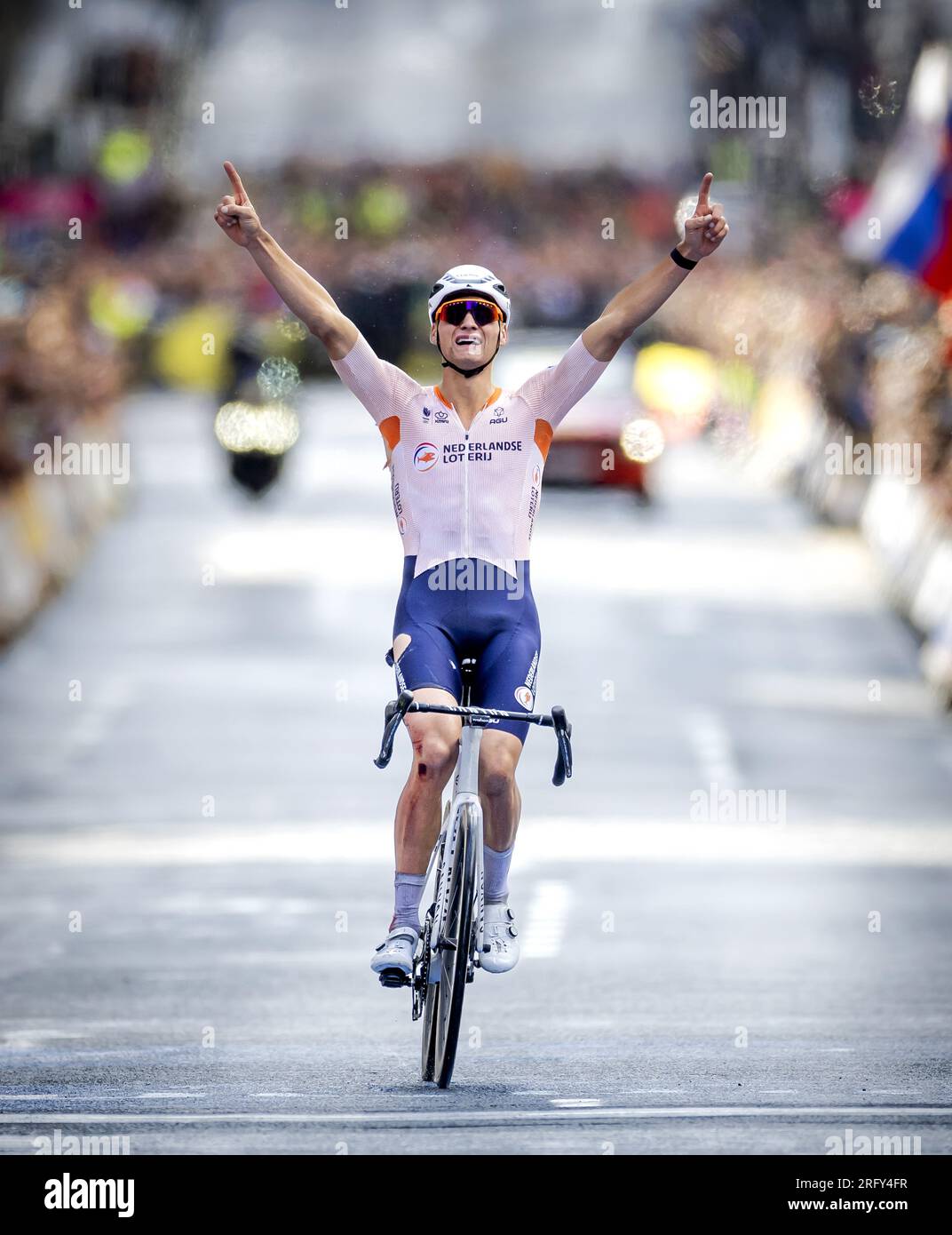 GLASGOW - Mathieu van der Poel celebra il suo titolo mondiale dopo aver vinto la gara su strada ai Campionati del mondo di ciclismo. Van der Poel è il primo campione del mondo olandese tra i professionisti dopo Joop Zoetemelk. ANP ROBIN VAN LONKHUIJSEN Foto Stock