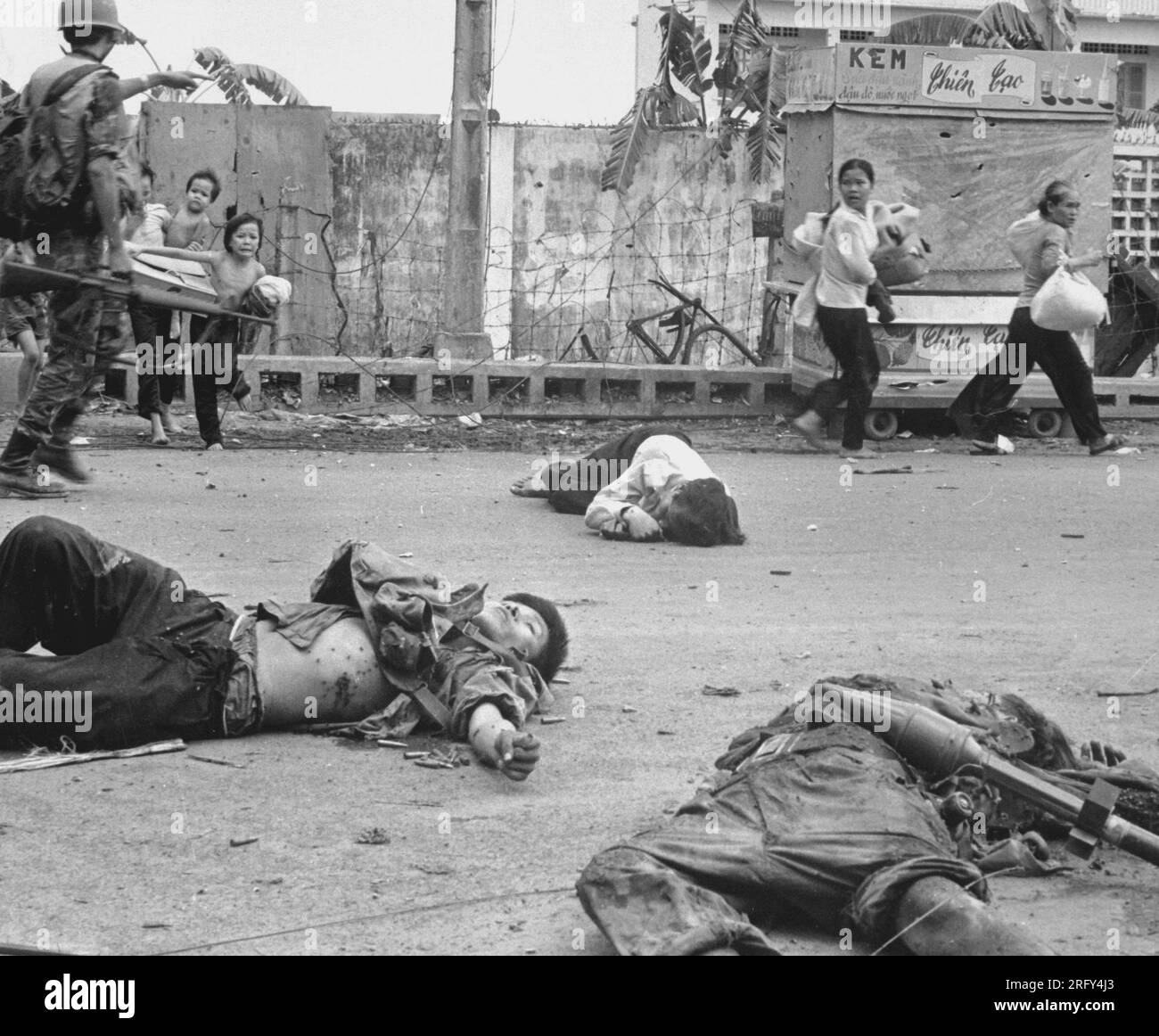 SAIGON, VIETNAM - maggio 1968 - con paura e apprensione che si manifestano sui loro volti, e sotto l'impulso delle truppe sudvietnamite, delle donne e dei bambini Foto Stock