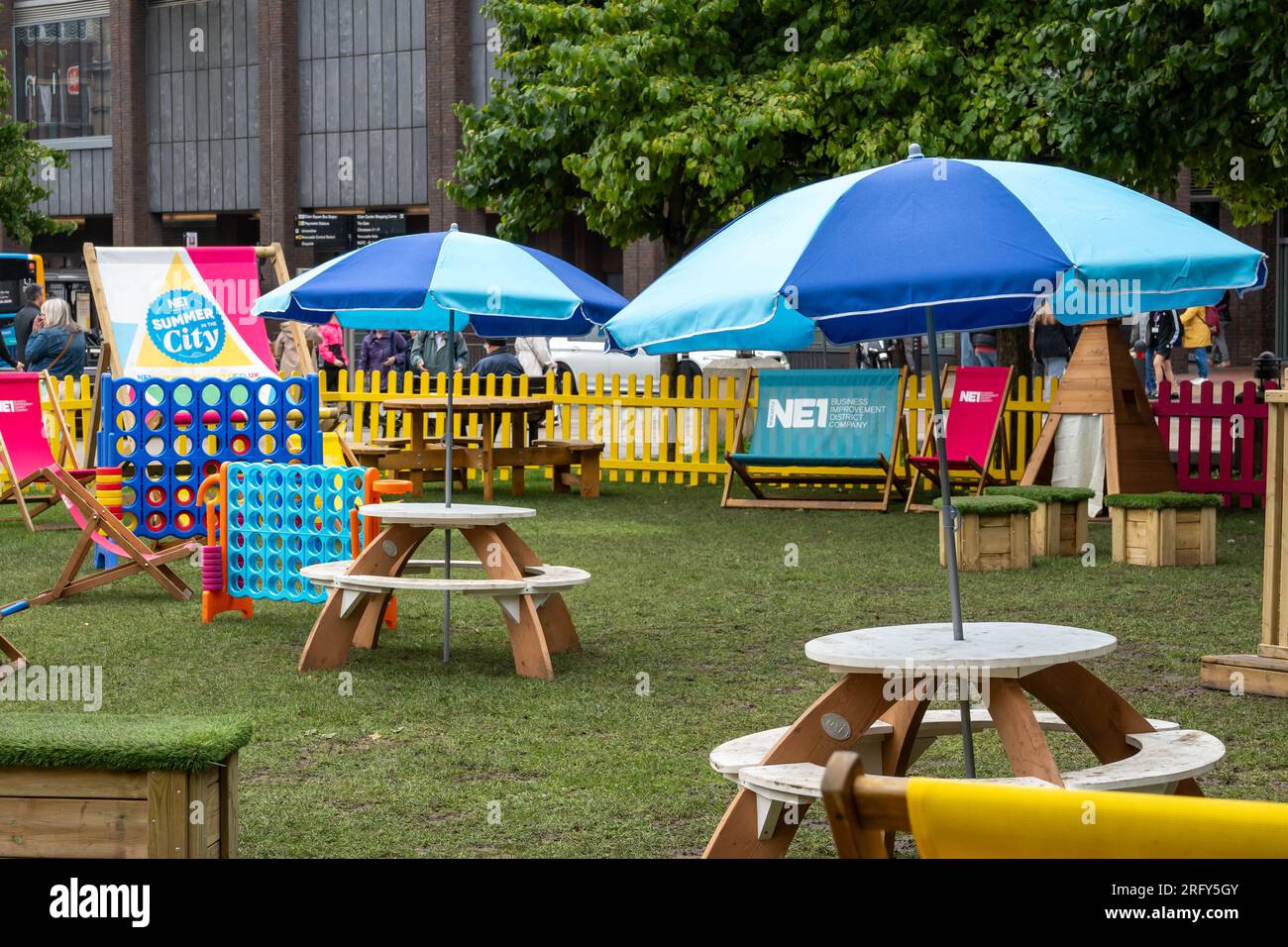 Un'area giochi e posti a sedere fornita da NE1 Summer in the City a Newcastle upon Tyne, Regno Unito, è vuota il sabato pomeriggio, dopo il diluvio di Storm Antoni Foto Stock