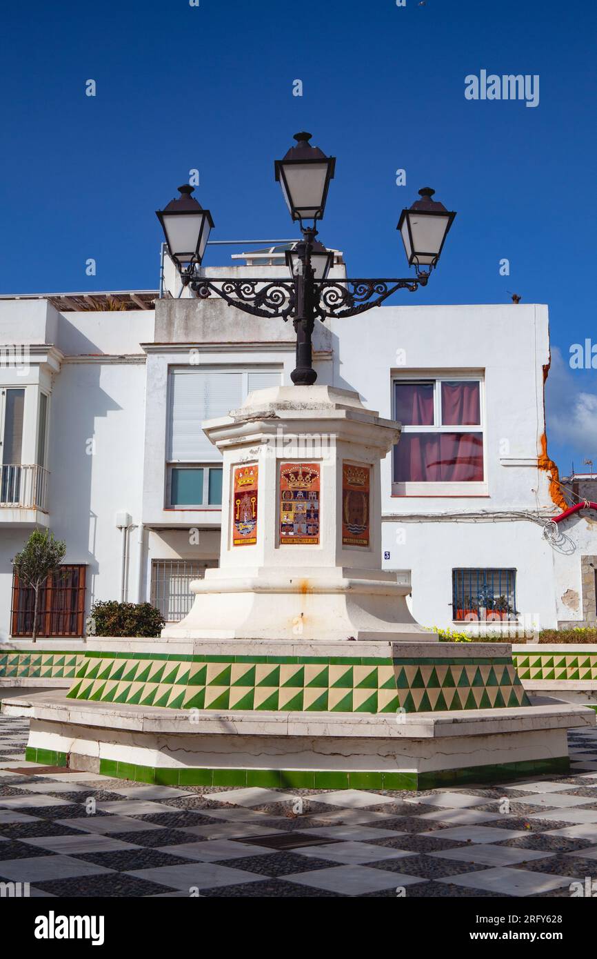 Storico lampione stradale sulla piazza nel villaggio portuale di Tarifa, in Spagna. Il porto di Tarifa è un porto commerciale per imbarcazioni da pesca e passeggeri, situato Foto Stock