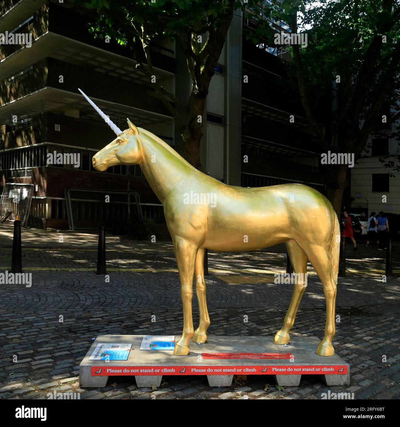 Golden Unicorn, Welsh Back, Bristol. Parte dell'Unicornfest, Bristol. Progettato da Bo Lanyon. Agosto 2023. Estate Foto Stock