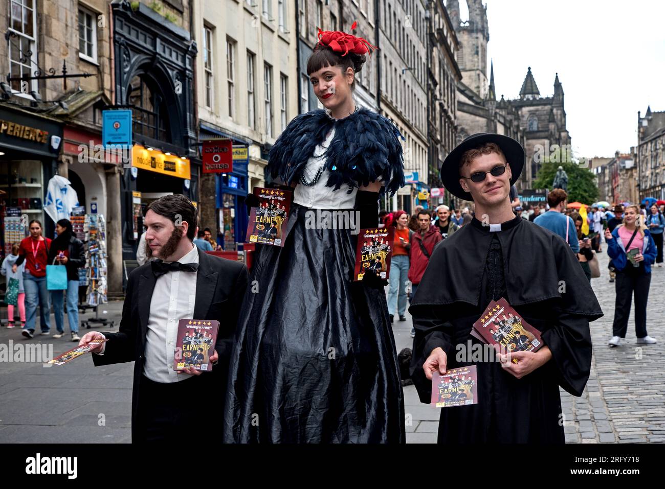 Membri di 'Ripeti, scusa?' Promuovere il loro spettacolo, 'l'importanza dell'essere. . . Earnest' on the Royal Mile, Edimburgo, Scozia, Regno Unito. Foto Stock