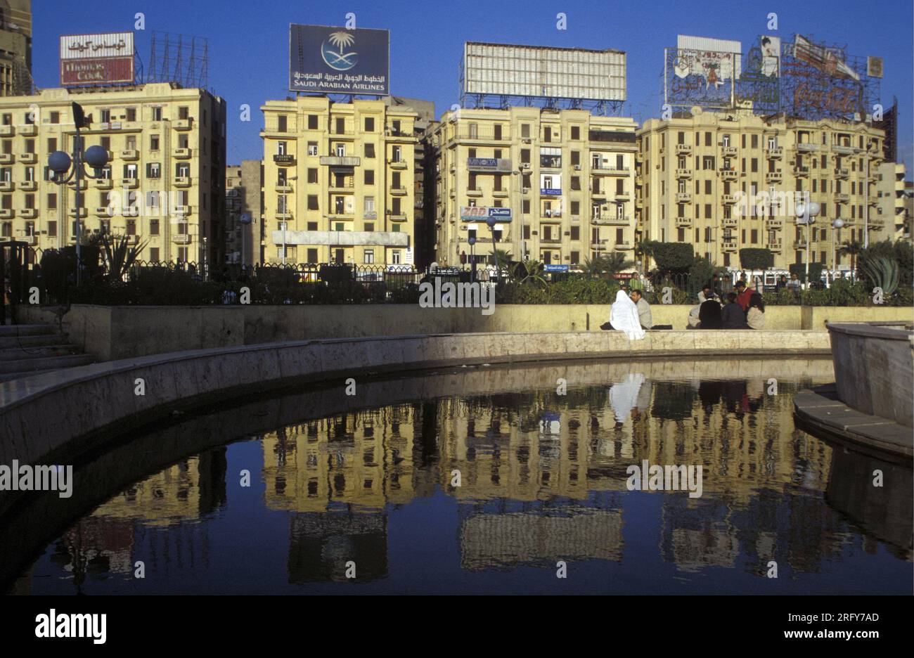 Piazza Tahrir nella città del Cairo, la capitale dell'Egitto in Nord Africa. Egitto, Cairo, marzo 2000 Foto Stock